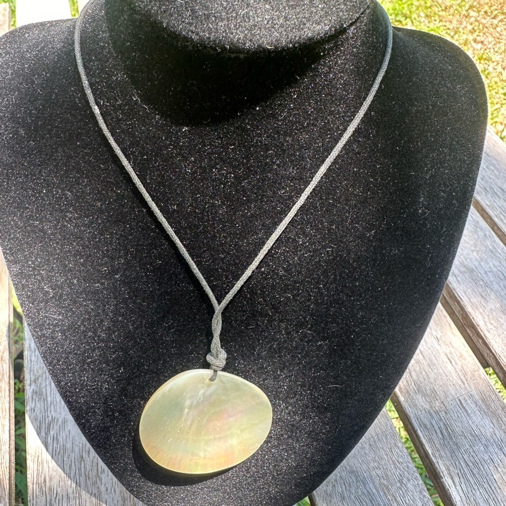 Women’s shell pendant